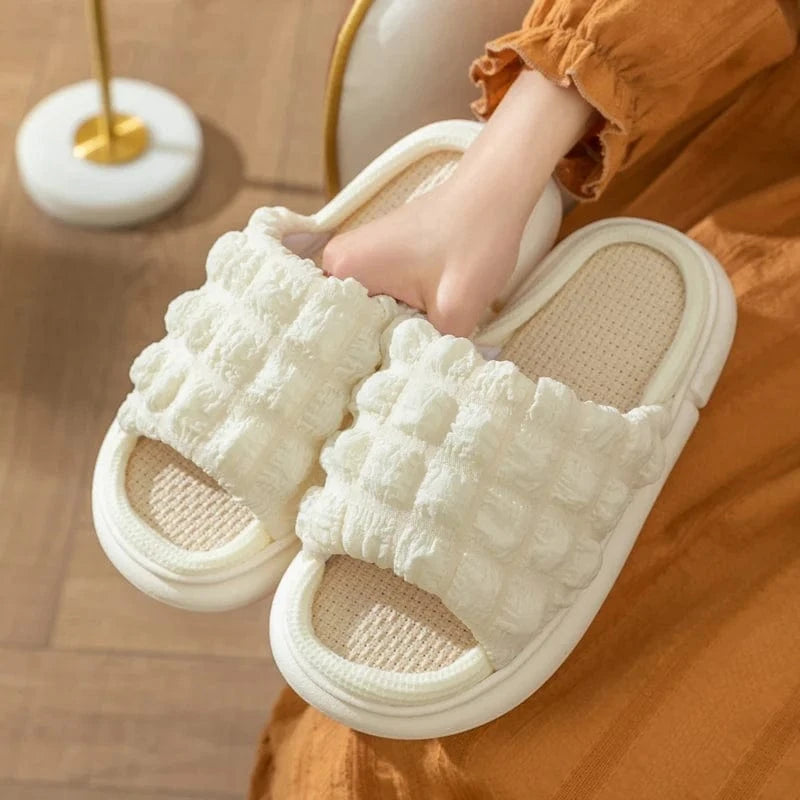 pied chaussé de chaussons d’été